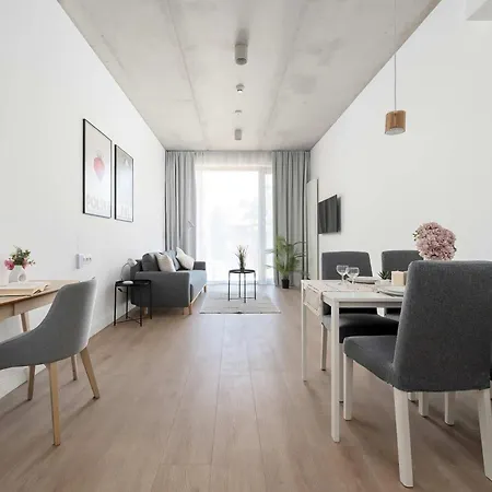 Daire Piekarnia Modern With A Balcony And A Workspace By Renters