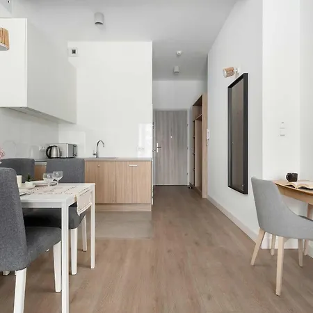 Daire Piekarnia Modern With A Balcony And A Workspace By Renters *