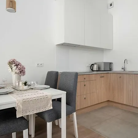 Piekarnia Modern With A Balcony And A Workspace By Renters Daire Wroclaw