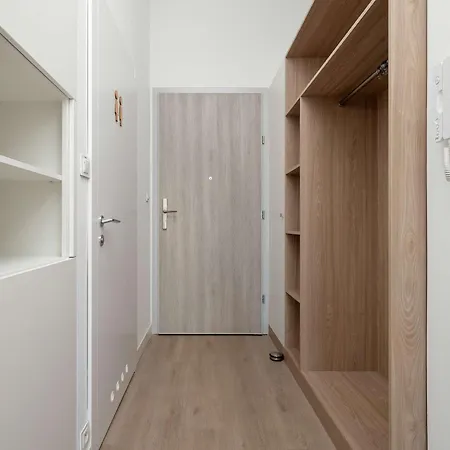Piekarnia Modern With A Balcony And A Workspace By Renters Daire Wroclaw