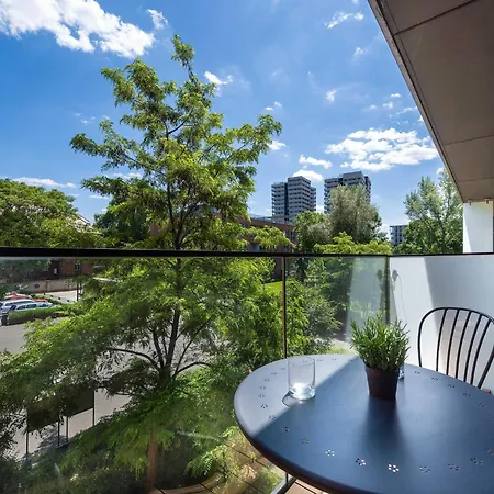 아파트 Piekarnia Modern With A Balcony And A Workspace By Renters